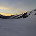 Die erste Morgensonne fällt auf das Gross Wannenhorn, als wir am Einstieg des Eisfalls ankommen.