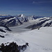 Blick zum Aletschhorn über dem Aletschgletscher. Links hinten die Walliser 4000er (es sind fast alle zu sehen), rechts hinten Grand Combin und sogar der Mont Blanc ist deutlich zu erkennen.