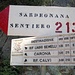 Ecco il punto dove il sentiero 213, appena percorso, si incrocia con il sentiero 211 proveniente da Carona.
Il sentiero 211 porta al Lago Marcio, poi al Lago Pian delle Casere ed infine al Rifugio Laghi Gemelli, quest' ultimo posto a 1968 metri di quota.
