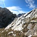 <b>Alle 11:00 raggiungo lo stretto Passo E dell’Alta Burasca (2557 m), dal quale posso ammirare l’Alp e il bel Lagh de Trescolmen (2025 m), in Valle Calanca. </b>