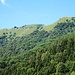 Proseguendo nel bosco, in alto si staglia il profilo del Monte Palanzone (a sinistra) e la dorsale che prosegue verso il San Primo, meta di tante escursioni fatte nella zona.
