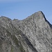 Zoom sulla via normale della Punta di Val Scaradra. Si vedono bene i 3 muretti appena prima della cima (piccoli drop chiaramente più verticali del resto, nella metà superiore della cresta)