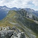 Blick zur Storzspitze, deren Kreuz links auf dem grasbewachsenen Gratvorsprung steht