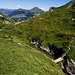 Die kleine Brücke bei Pt 2055. Hinten ist eine Geländestufe tiefer bereits die Geltenhütte zu erkennen.