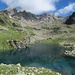 Unterer Blankasee. Hier geht rechts an den Seen vorbei ein leider verfallener Steig zum Hohen Riffler hinauf, über die Scharte zwischen Blankahorn und Riffler 