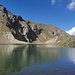 Verdiente Pause am Falkamsee mit Blick auf meinen Absteigsweg vom Rotegg.