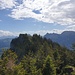 Sicht vom Vorgipfel zum Hauptgipfel beim Gross Aubrig