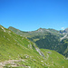 Durch diese Flanke führt der Weg hinunter zur Oberen Alpschellaalpe