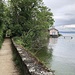 Hier geht man wieder direkt am See entlang
