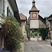 der bekannte Uhrenturm am Eingang des Städtchens