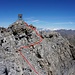 Der einfachste Weg zum Hauptgipfel: Auf dem Felsband unterhalb des Gipfels nach rechts queren und über ein paar Stufen nach oben klettern (weniger exponiert, als es den Anschein hat).