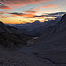 Sonnenaufgang im Aufstieg zum Chilchligletscher, unten die Wildhornhütte