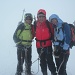 trotz der getrübten Aussicht und der Kälte herrscht riesige Freude über den Gipfelerfolg am Mont Blanc<br />Katrin, [user Steimandli], [user saebu]