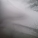 Ponte tibetano nella nebbia con bufera