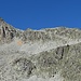 Rückblick auf den Geröllkessel und den Südostgrat. Das orange Pfeil markiert das Couloir welches ich für den Abstieg genommen habe. Das grüne Pfeil rechts markiert den Einstieg vom Geröllfeld zum Südostgrat.