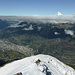 Tiefblick vom Folluhorn nach Brig, rechts, die Wolken durchbrechend, noch einmal das Bietschhorn