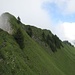 Interessanter Gratabschnitt zum Gandispitz. Dessen helles Gipfelkreuz ist im Nebel fast nicht zu erkennen.
