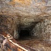 Tonnlägiger Schacht, etwa 15 m tief, fällt 80-85 Grad ein<br />Die dazugehörige untere Abbauebene hat heute wahrscheinlich keinen anderen Zugang mehr.