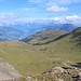 <b>Mi affaccio ora sulla conca valliva dell’Alp Taspegn, dalla quale salgono i suoni dei campanacci delle bovine nere. Benché oggi esistano sul mercato alcuni sistemi di localizzazione GPS che possono essere utilizzati anche per gli animali, la durata delle batterie ne limita l’utilizzo. A queste quote il suono dei campanacci dà un piacevole tocco di romanticismo, il discorso è diverso per le mandrie che stazionano vicino agli abitati. Qualche animalista si preoccupa pure per l’udito delle bovine.</b>