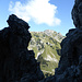 Aussicht durch eine Scharte im Felsgrat N des Nase W-Couloirs zum Alpiglemäre E-Gipfel