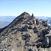 Der lange Gipfelgrat. Blick zurück zum Gipfelkreuz. Von ganz hinten sieht man gut ins Val Curciusa