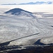Zum Greifen nah im Süden hingegen die weite Eiskappe des Vatnajökull. Hier mit dem Hnjukafell (1278m), einem Nunatak (Inselberg im Eis).