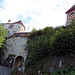 Das Schloss Biedertal ist in privatem Besitz - man kann aber trotzdem über den Parkplatz und durch den Torbogen wandern.