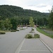 Wieder zurück am Bahnhaltepunkt Hauenstein Mitte, der etwas abseits nördlich des Ortes liegt. Noch weiter vom Ort entfernt liegt der alte Bahnhof, einfach "Hauenstein" genannt, von dem aber das Outlet-Zentrum "Schuhmeile" gut erreichbar ist.