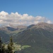 immer wieder geben Lücken einen Blick zu den Sarntaler Alpen frei
