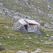 Eine verfallene Hütte am Wegrand.