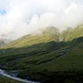 Saliremo da questo lato, ora coperto dalle nuvole. <br />Si inizia a salire dietro l'alpeggio<br />