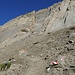 Die markierte Route zur Schernesscharte führt zu einer Felswand.
