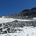 Der Anstieg zieht über den oberen Gletscherrest zur Radeckscharte und dann über den leichten Blockgrat nach rechts hoch zum Kleinen Ankogel.
