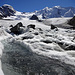 Schmelzwasserbach und frisch verschneite Gipfel