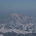 Zoom zum Mont Blanc, davor der Grand Combin