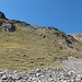 Rückblick auf den Abstieg vom Schuttfeld bei P. 2737.<br />Oben erkennt man gut das diagonale Grasband, über das ich abgestiegen bin