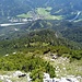Abstieg über Ostgrat, unten im Tal Stanzach und die Wiese an der man sich orientieren kann