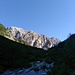 Der Ostgrat im morgendlichen Sonnenschein. Wirklich ein riesiges Felskastell, welches sich uns in den Weg stellt