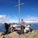 Rund ums Kreuz hat es Bänkli.<br /><br /><br />