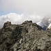 Ridiscendiamo il crestoso tratto che abbraccia le due cime