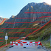 Unphantastisch! Wegen Felssturz ist der weitere Wegverlauf gesperrt, es muss weiträumig abgestiegen werden. In Rot die gefährdete Zone.