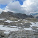 Auf dem Rückweg zum Schnidejoch: Schnidehore und links davon der Gipfelpunkt 2875 müM (beim Aufstieg überquert). Vom Gletscher geformte Steinlandschaft.