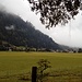 Blick auf Mallnitz - Bahnhof, leider bin ich dem Wanderweg Nr.139 am Fuße des Berges nach links, anstatt nach rechts gefolgt. Oben kommen beide Wege aber zusammen. Noch hält sich ein zäher Hochnebel, der keine Sicht in die Ferne erlaubt.