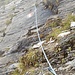 Teils sind schwierige Steigabschnitte zu bewältigen, die ohne Seilsicherung fast lebensgefährlich wären. Bei Eis oder Wettersturz trotz Sicherung eine heikle Angelegenheit.