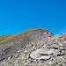 Strahlend blauer Himmel umgibt jetzt den Gipfel des Törlkopfes. Der Anstieg erfolgt von Südosten her. Für einen raschen Anstieg lege ich den Rucksack ab und bin nach ein paar Minuten am Gipfel.