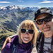 Schliesslich noch entlang des fast ebenen Gratverlaufs auf dem Gipfelplateau der Gummfluh bis zum Gipfelkreuz mit herrlichem Rundumblick. Wenn das mal kein Anlass für ein Gipfel-Selfie ist ...