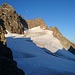 Blick von der Porta d'Es-cha auf den Piz Kesch (hinten rechts). Der grosse Zahn im Vordergrund links ist die Keschnadel. Auf dem Gletscher erkennt man gut den "Weg".