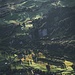 Tiefblick hinab auf die grünen Wiesen