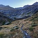 Questa sarebbe la traccia bianco rossa che va al Poncione di Braga. Qui si deve girare a destra