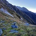 Il sentiero si dirige verso un lungo traverso